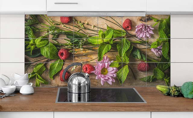 Fliesenaufkleber Küche Kräuter Blüten und Beeren auf Holz