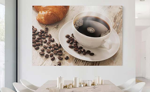 Leinwandbild Dampfende Kaffeetasse mit Kaffeebohnen