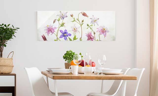 Glasbild Küche Blüten Wald-Akelei