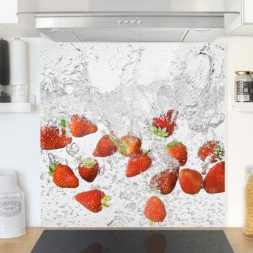 Glas Spritzschutz - Frische Erdbeeren im Wasser - Quadrat - 1:1