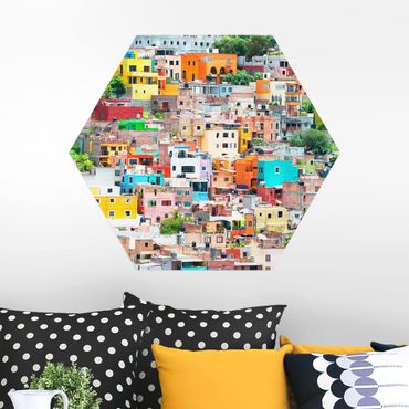 Hexagon Bild Alu-Dibond - Farbige Häuserfront Guanajuato