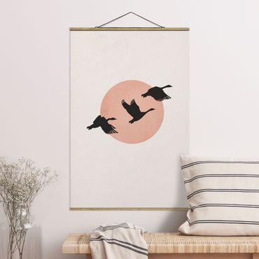 Stoffbild mit Posterleisten - Vögel vor rosa Sonne III - Hochformat 2:3