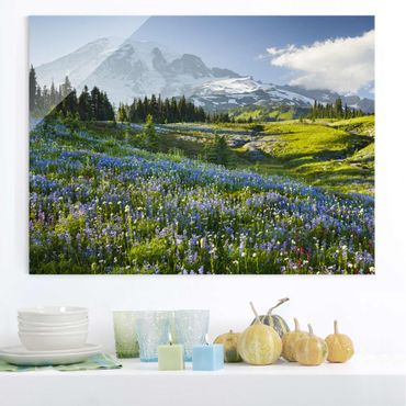Glasbild - Bergwiese mit Blumen vor Mt. Rainier - Quer 4:3