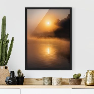 Bild mit Rahmen - Sonnenaufgang am See mit Rehen im Nebel - Hochformat 3:4