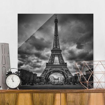 Glasbild - Eiffelturm vor Wolken schwarz-weiß - Quadrat 1:1