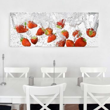 Glasbild - Frische Erdbeeren im Wasser - Panorama Quer