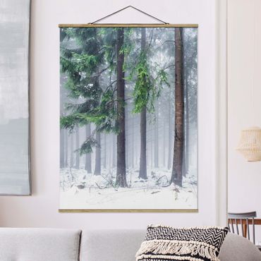 Stoffbild mit Posterleisten - Nadelbäume im Winter - Hochformat 3:4