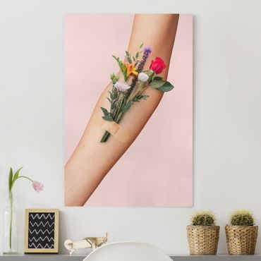 Leinwandbild - Jonas Loose - Arm mit Blumen - Hochformat 3:2