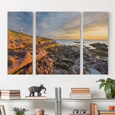 Leinwandbild 3-teilig - Tarbat Ness Leuchtturm und Sonnenuntergang am Meer - Triptychon