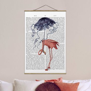 Stoffbild mit Posterleisten - Tierlektüre - Flamingo mit Regenschirm - Hochformat 2:3