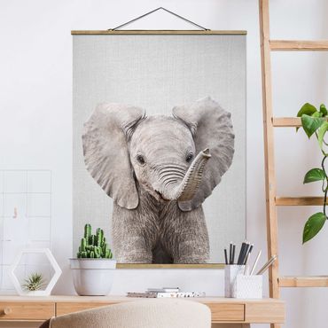 Stoffbild mit Posterleisten - Baby Elefant Elsa - Hochformat 3:4