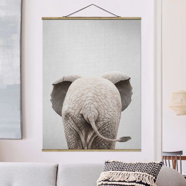 Stoffbild mit Posterleisten - Baby Elefant von hinten - Hochformat 3:4