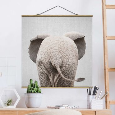 Poster - Baby Elefant von hinten - Hochformat 3:4