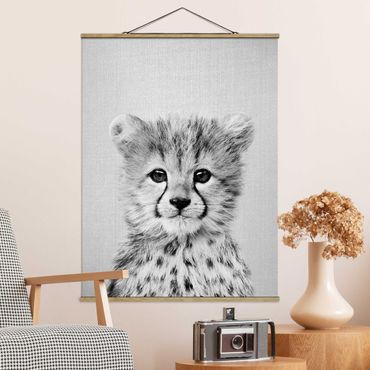 Stoffbild mit Posterleisten - Baby Gepard Gino Schwarz Weiß - Hochformat 3:4