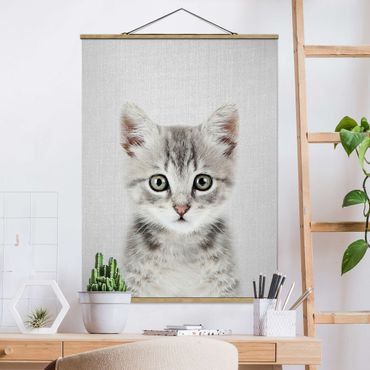 Stoffbild mit Posterleisten - Baby Katze Killi - Hochformat 3:4