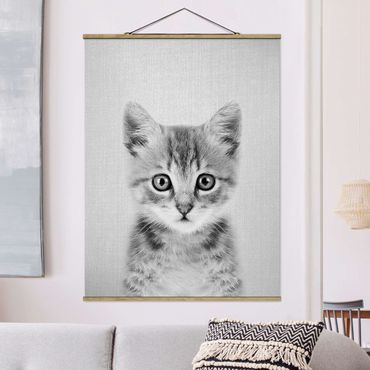 Stoffbild mit Posterleisten - Baby Katze Killi Schwarz Weiß - Hochformat 3:4