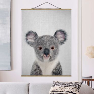Stoffbild mit Posterleisten - Baby Koala Klara - Hochformat 3:4