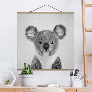 Stoffbild mit Posterleisten - Baby Koala Klara Schwarz Weiß - Quadrat 1:1