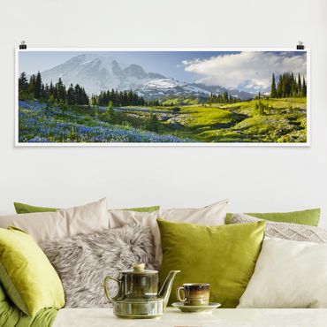 Poster - Bergwiese mit Blumen vor Mt. Rainier - Panorama Querformat