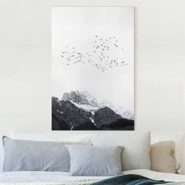 Leinwandbild - Vogelschwarm vor Bergen Schwarz Weiß - Hochformat 3:2