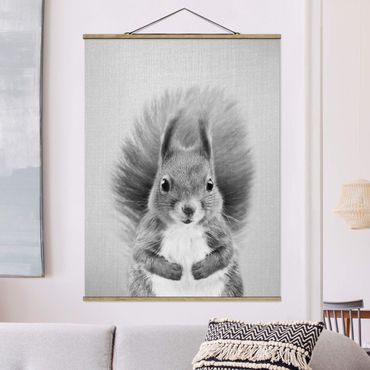 Stoffbild mit Posterleisten - Eichhörnchen Elisabeth Schwarz Weiß - Hochformat 3:4