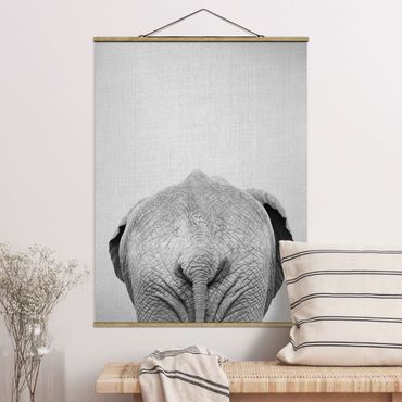Stoffbild mit Posterleisten - Elefant von hinten Schwarz Weiß - Hochformat 3:4