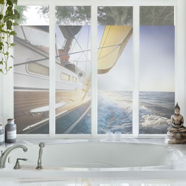 Fensterfolie - Sichtschutz Fenster Segelboot auf blauem Meer bei Sonnenschein - Blumen Fensterbilder
