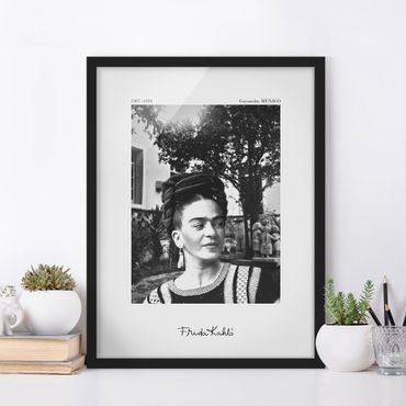 Bild mit Rahmen - Frida Kahlo Foto Portrait im Garten - Hochformat - 3:4