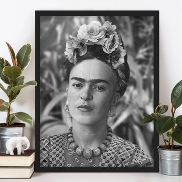 Bild mit Rahmen - Frida Kahlo Foto Portrait mit Blumenkrone - Hochformat - 3:4