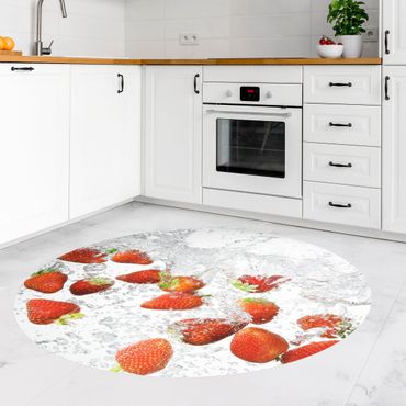 Runder Vinyl-Teppich - Frische Erdbeeren im Wasser
