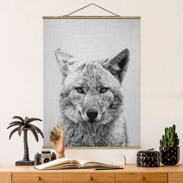 Stoffbild mit Posterleisten - Kojote Kalle Schwarz Weiß - Hochformat 3:4