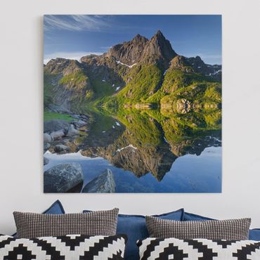 Leinwandbild - Berglandschaft mit Wasserspiegelung in Norwegen - Quadrat 1:1