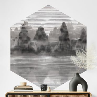 Hexagon Tapete selbstklebend - Malerische Berge im mystischem Nebel