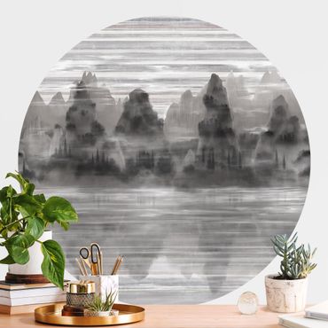 Runde Tapete selbstklebend - Malerische Berge im mystischem Nebel