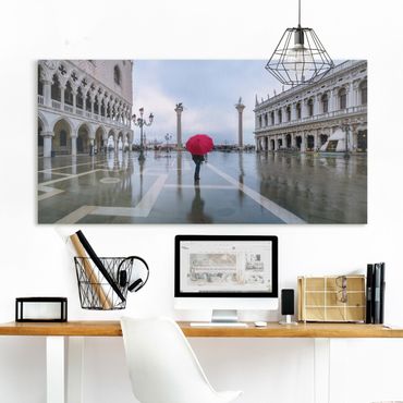 Leinwandbild - Roter Regenschirm in Venedig - Querformat 2:1