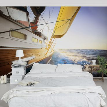 Fototapete - Segelboot auf blauem Meer bei Sonnenschein