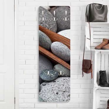 Garderobe - Stillleben mit grauen Steinen