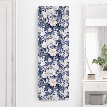 Garderobe - Weiße Blumen vor Blau
