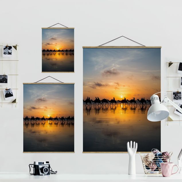 Stoffbild mit Posterleisten - Kamele im Sonnenuntergang - Hochformat 3:4