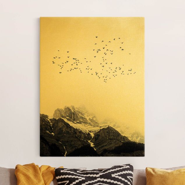 Leinwandbild Gold - Vogelschwarm vor Bergen Schwarz Weiß - Hochformat 3:4