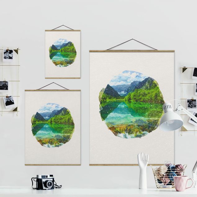 Stoffbild mit Posterleisten - Wasserfarben - Bergsee mit Spiegelung - Hochformat 3:4