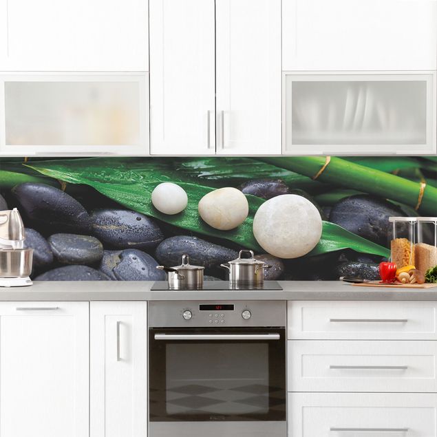 Küchenrückwand Marmoroptik Grüner Bambus mit Zen Steinen