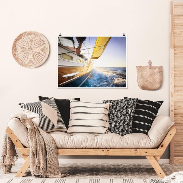 Poster Strand Segelboot auf blauem Meer bei Sonnenschein