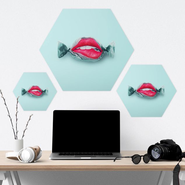 Hexagon Bild Alu-Dibond - Jonas Loose - Bonbon mit Lippen