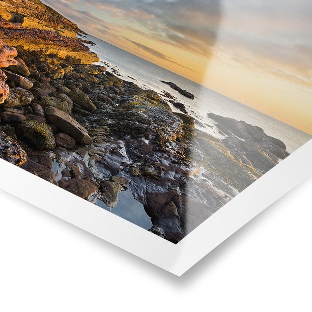 Poster - Tarbat Ness Leuchtturm und Sonnenuntergang am Meer - Querformat 2:3