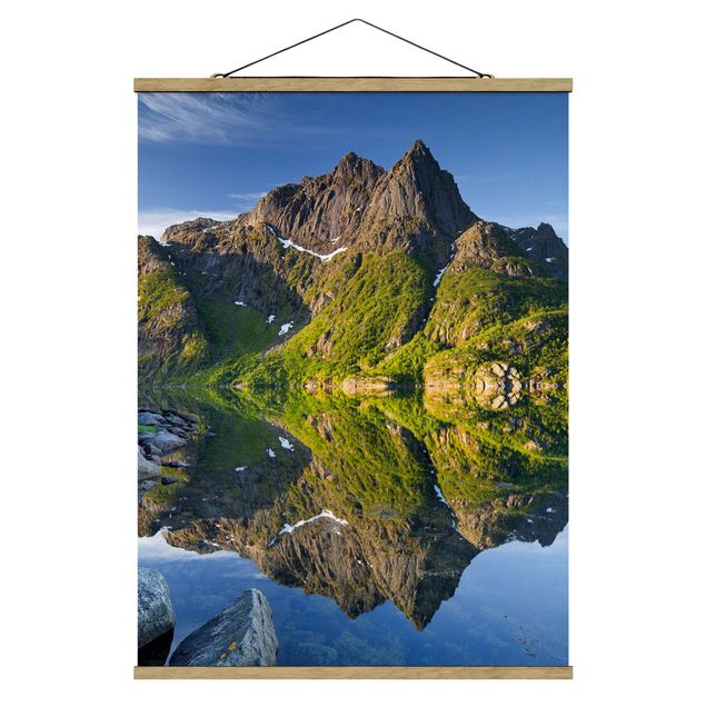 Stoffbild mit Posterleisten - Berglandschaft mit Wasserspiegelung in Norwegen - Hochformat 3:4