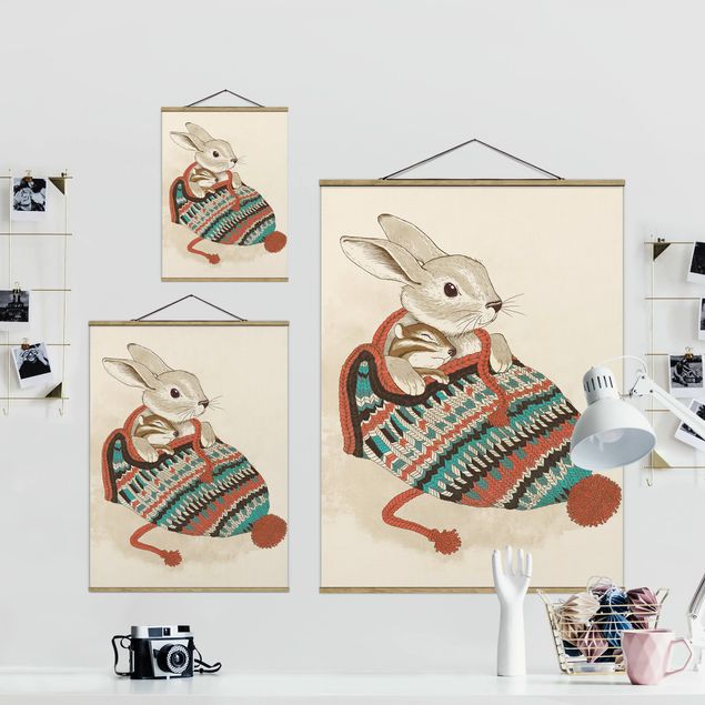 Stoffbild mit Posterleisten - Laura Graves - Illustration Kuschelnder Hase in Mütze - Hochformat 3:4