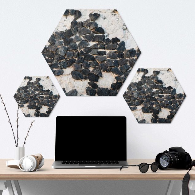 Hexagon Bild Alu-Dibond - Mauer mit Schwarzen Steinen