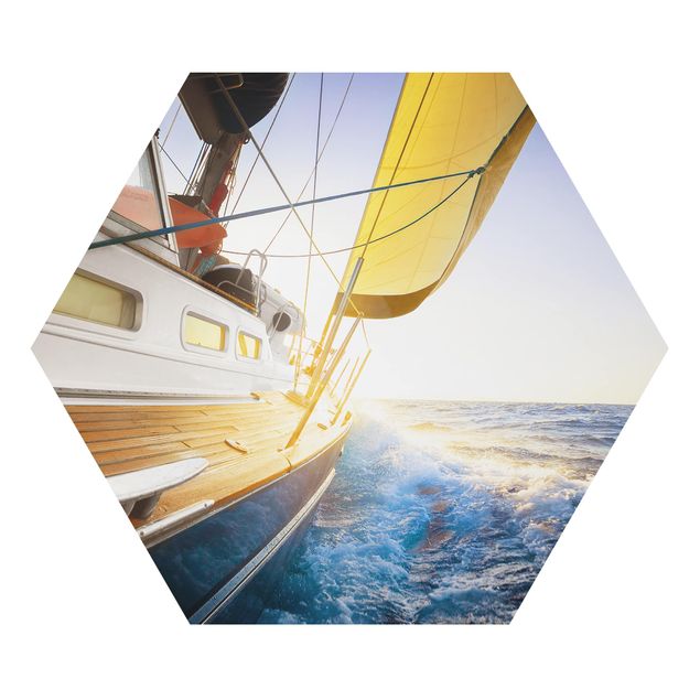 Hexagon Bild Alu-Dibond - Segelboot auf blauem Meer bei Sonnenschein