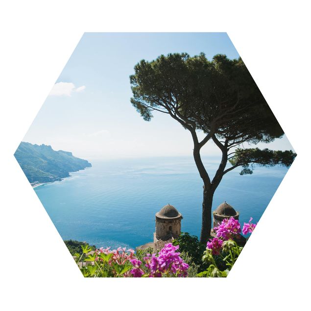 Hexagon Bild Alu-Dibond - Ausblick vom Garten aufs Meer